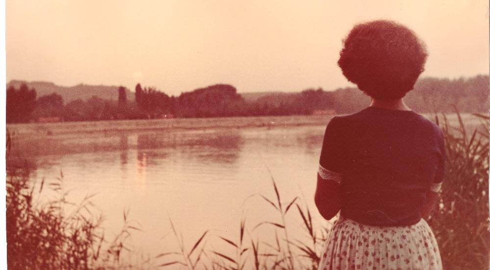 Лена на нашем первом свидании. Да, я даже на свидание - первое - пошёл с фотоаппаратом. Ей было тогда 20 лет, мне 23 года: это было 35 лет назад