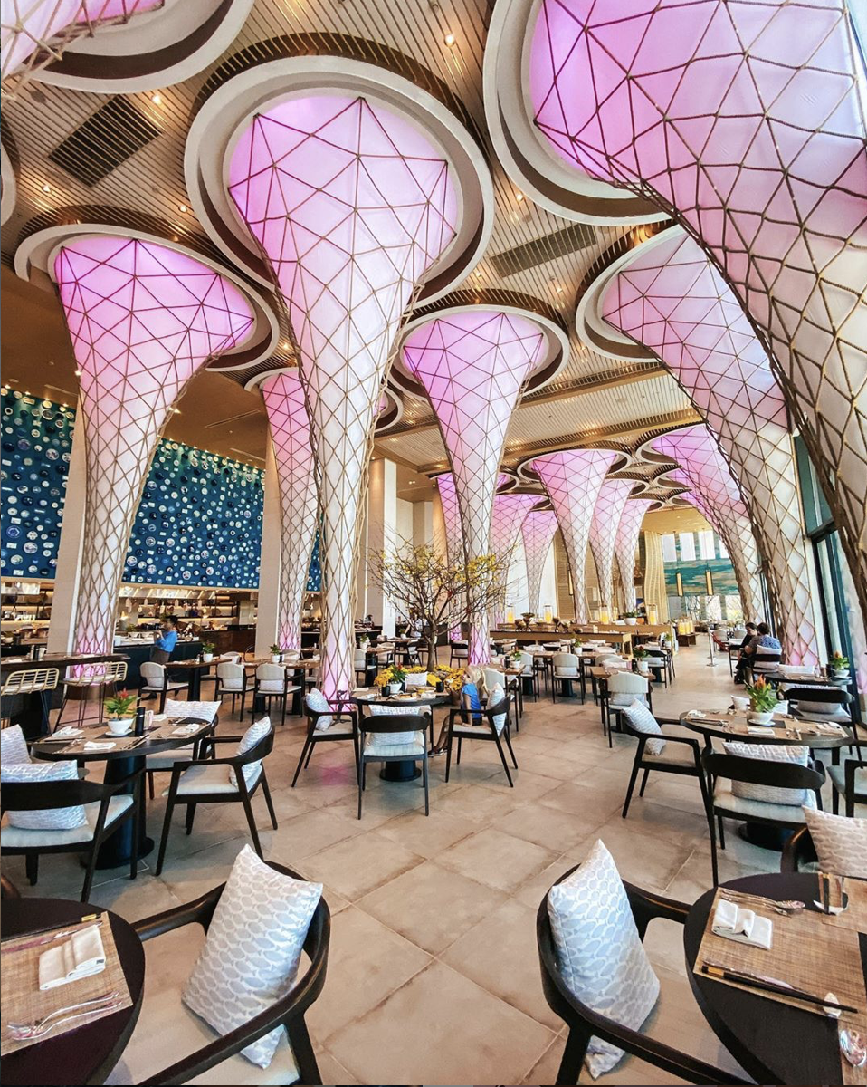 Совершенно футуристический дизайн ресторана в одном из отелей Вьетнама