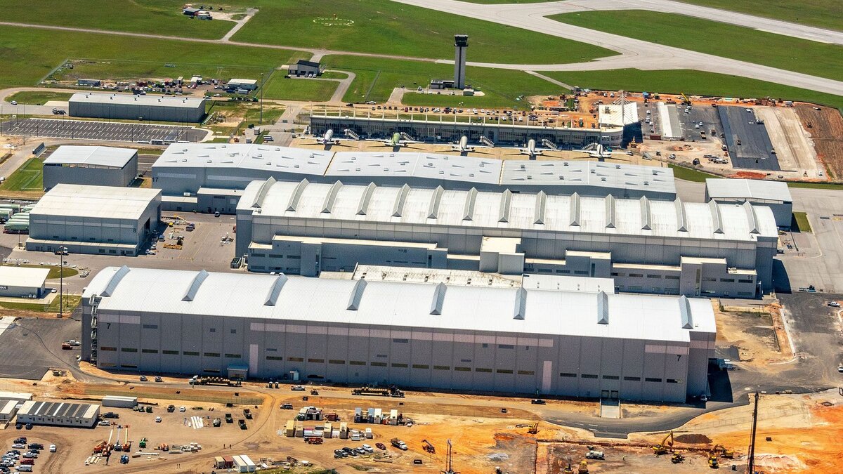 Вид с воздуха на отдельную площадку окончательно сборки Airbus A220 в Мобиле, штат Алабама