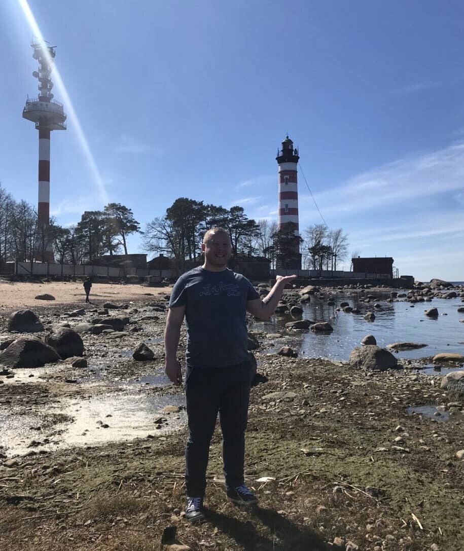 Конечно, это искусно выстроенная фото-иллюзия: вам кажется, что маяк маленький, и я держу его на ладошке, но в реальности он 38 метров в высоту.