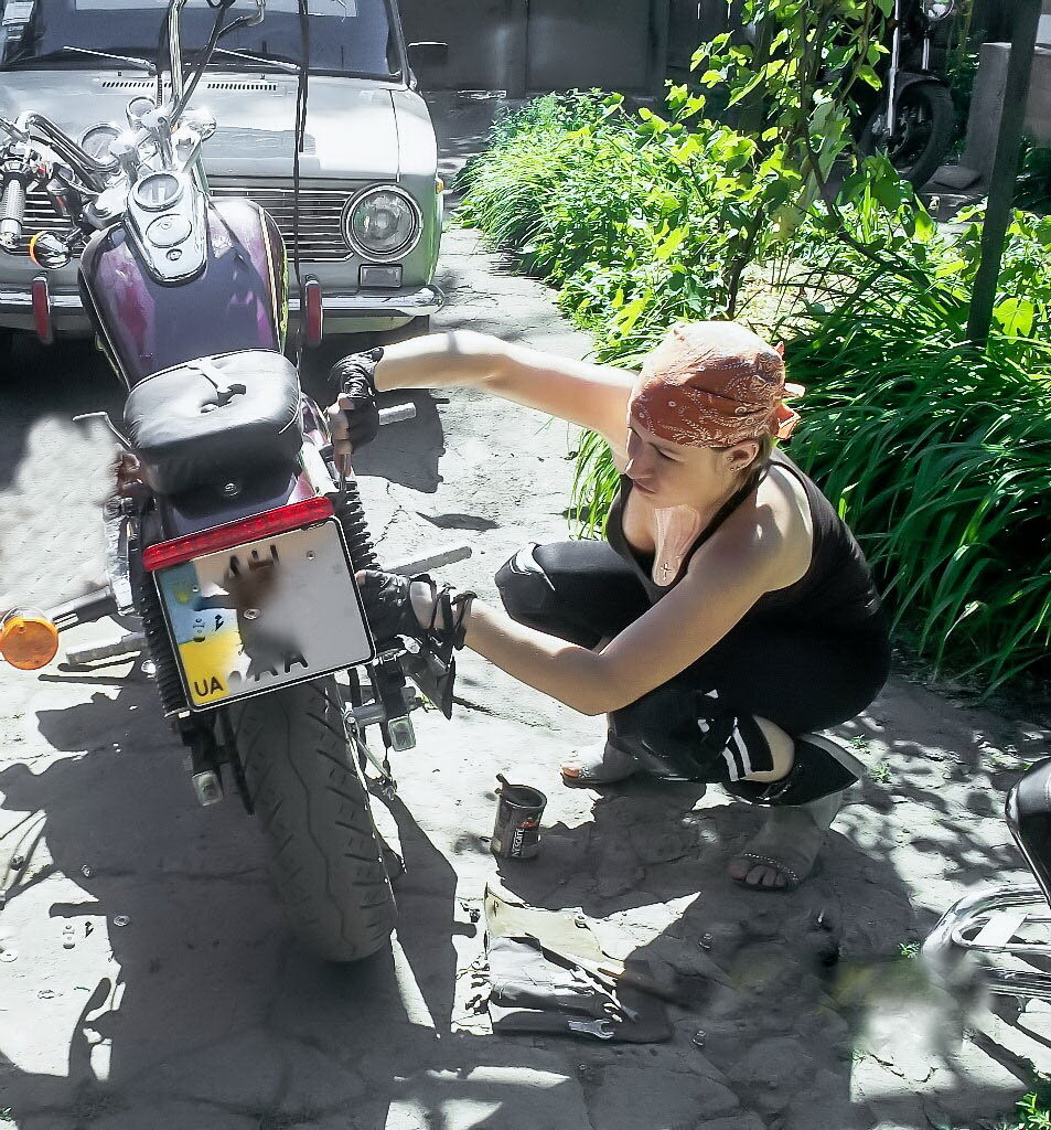 Любишь кататься? Люби и делать вид, что чинишь ;-)