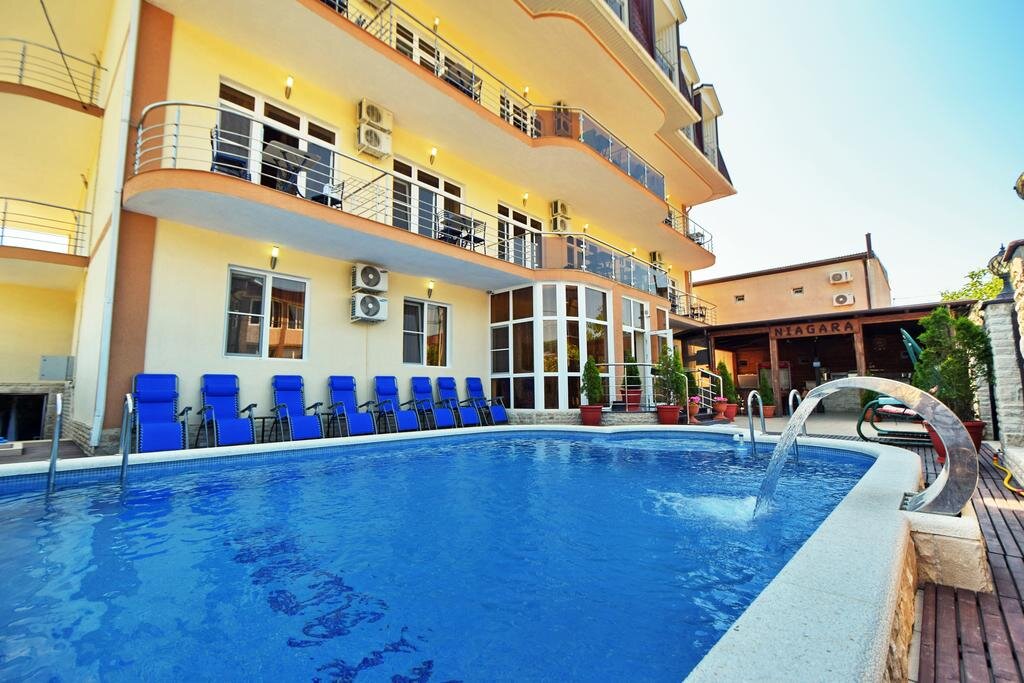 Отель "НИАГАРА" имеет свой плаж на 1-йлинии и бассейн с подогревом. Шведский стол.