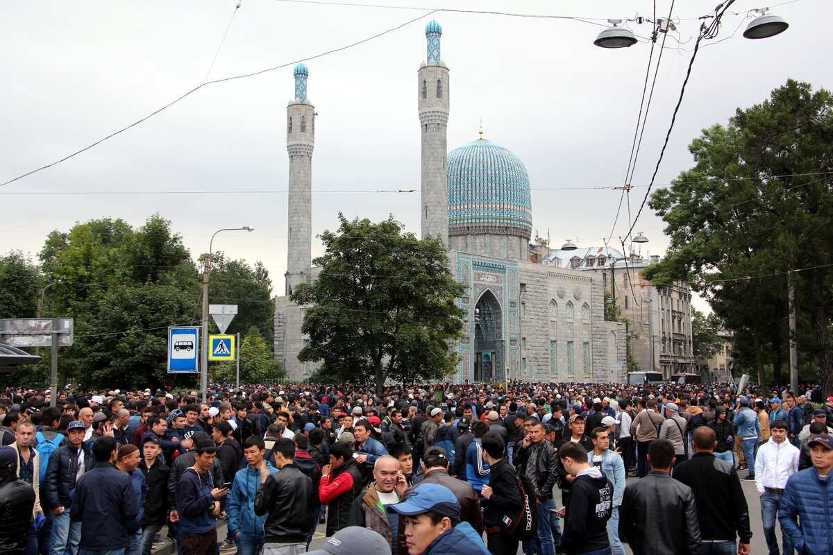 праздничный намаз ураза байрам. ураза-байрам в санкт-петербурге. ураза байрам петербург. фото мусульман. ураза байрам спб соборная мечеть.
