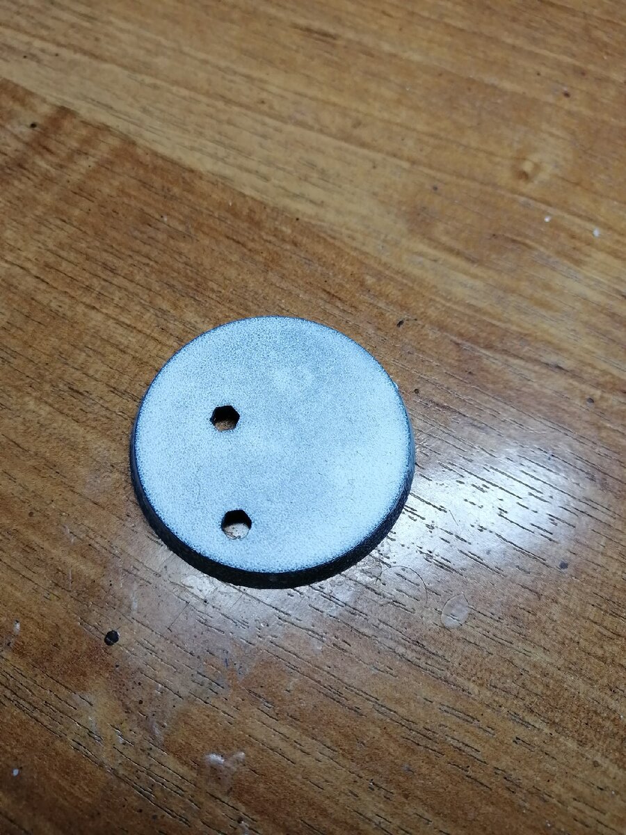 Немало важная часть в покрасе , наша работа должна быть обрамлена , у неё должен быть мини пьедестал.Оформление базы. 
Сначала зачищаем поверхность ,убираем облой и т.д. Потом идём в ванну и старой зубной щеткой с мылом обезжириваем поверхность ,после всех процедур грунтуем. Фото выше. Как грунтовать ,расскажу в отдельной публикации.