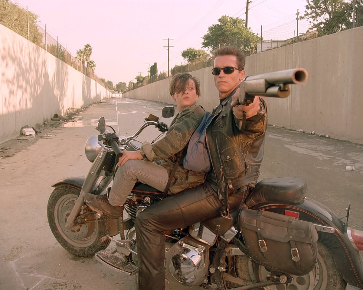 Арнольд Шварценеггер на мотоцикле в фильме "Терминатор 2"