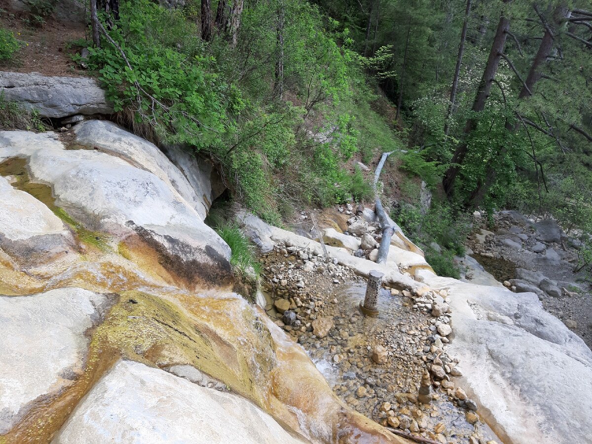 тропа спускалась вниз петляя петляя между камней. эль-каминито-дель-рей – испания. никитская яйла тропа устрея богаз. тропинка на прозрачном фоне. тропу не вижу.