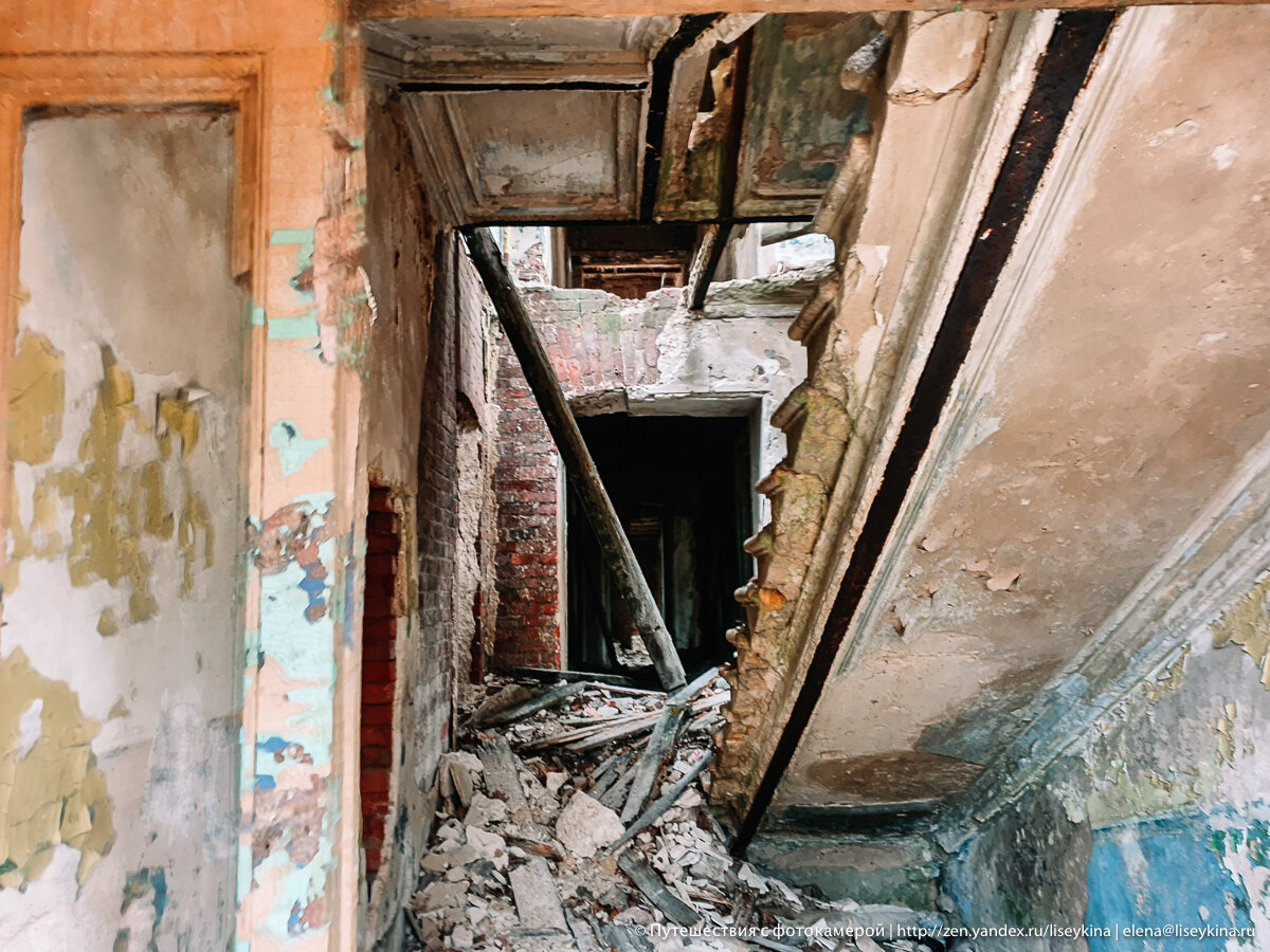 Заброшенные дворцы и усадьбы в России. 10 моих фотографий про то, как они сейчас выглядят внутри