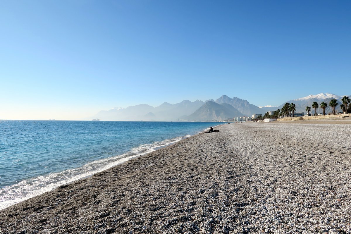 Пустой пляж Анталии