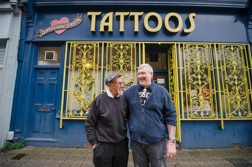 Док Прайс вместе со своим сыном Биллом на фоне их тату студии - "Doc Price & Bill Price Tattooing"