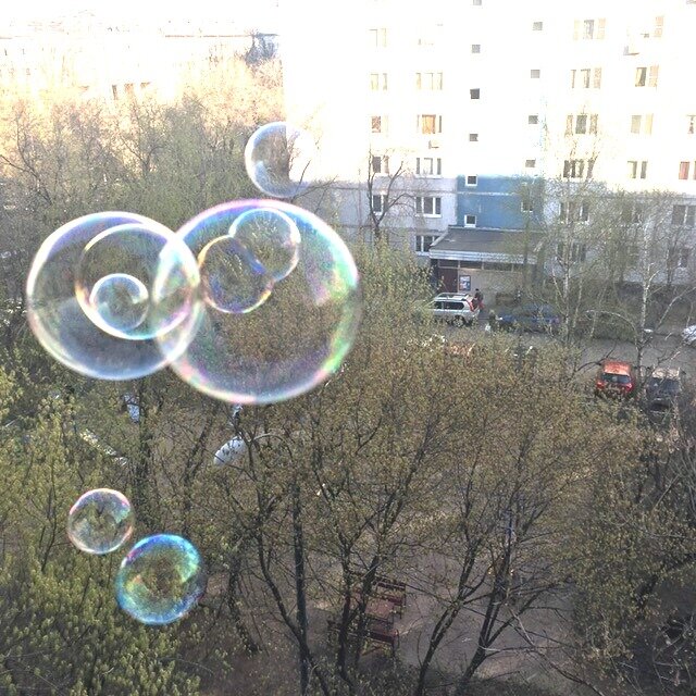 Это я пускала мыльные пузыри.