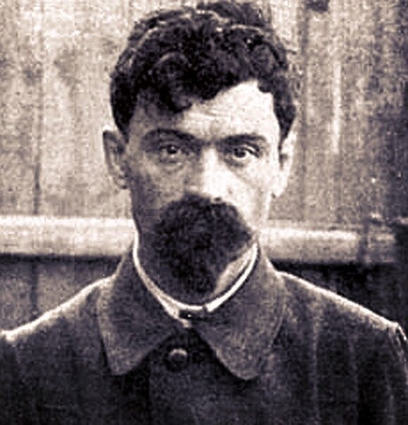 Юровский Я.М.  Именно этот бородач руководил расстрелом царской семьи. Фото взято из открытых источников.