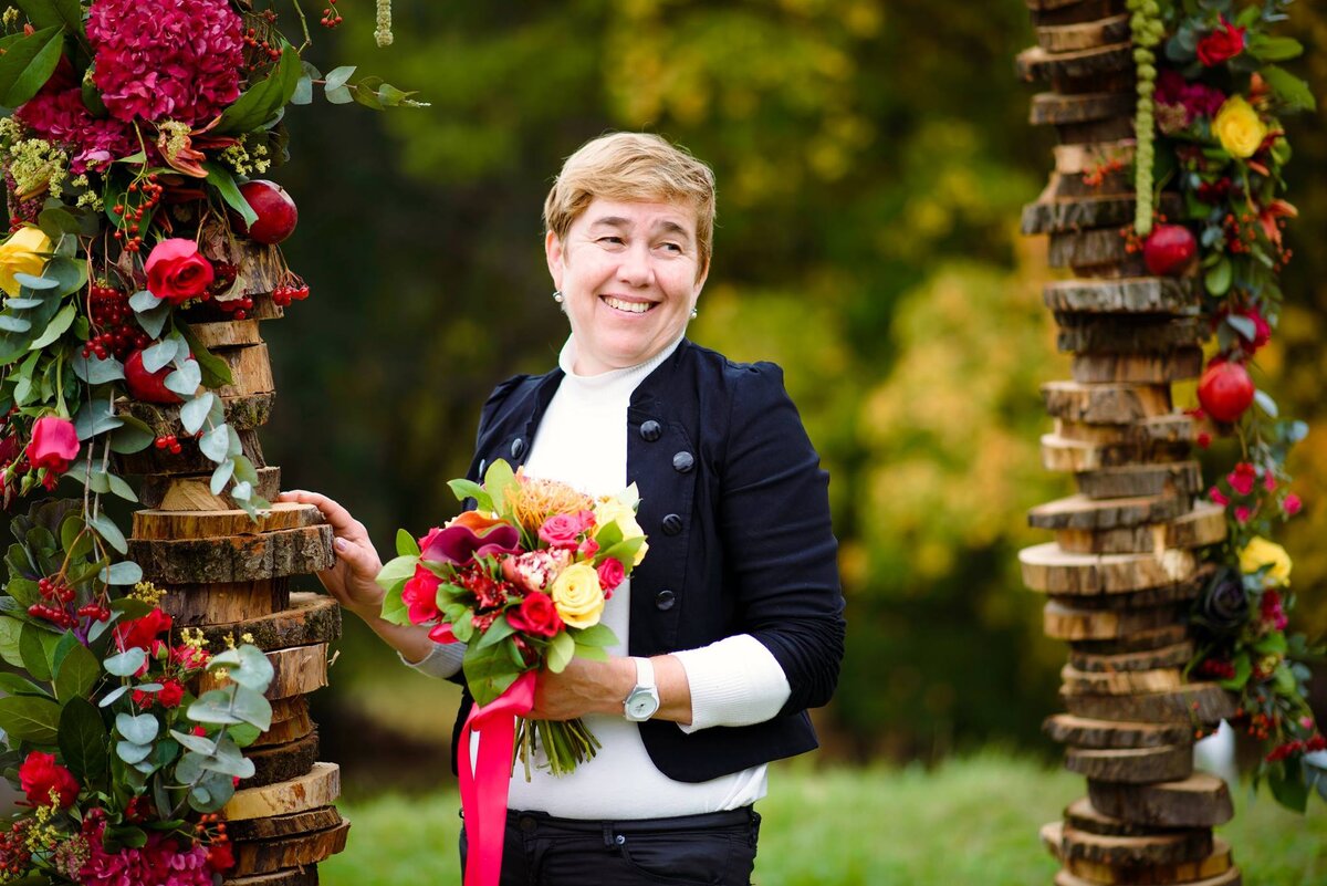 Галина Лебедева преподает в центре развития творчества "Созвездие" и руководит объединением "ФлорАрт". Работы ее учеников неизменно получают высшие оценки на конкурсах и фестивалях детского творчества 