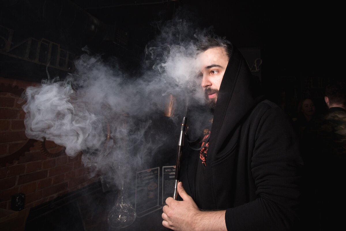 Автор нервно курит.