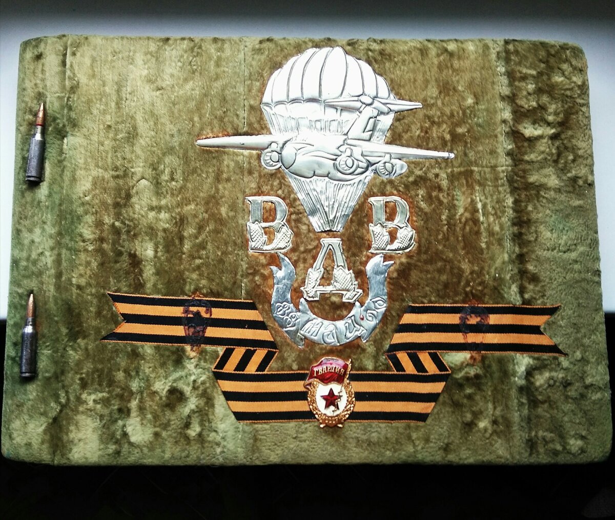 По бокам следы от двух значков(парашютист и парашютист-отличник),отклеились и затерялись со временем..