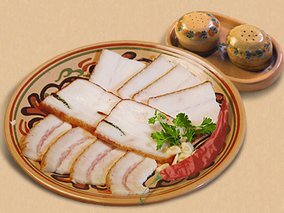 1. Сало "этнические" американцы не считают едой. Они даже не знают, что в некоторых странах (Украина или Россия) едят сало,потому что для них сало - это просто кусок жира, который годится только на отходы.

