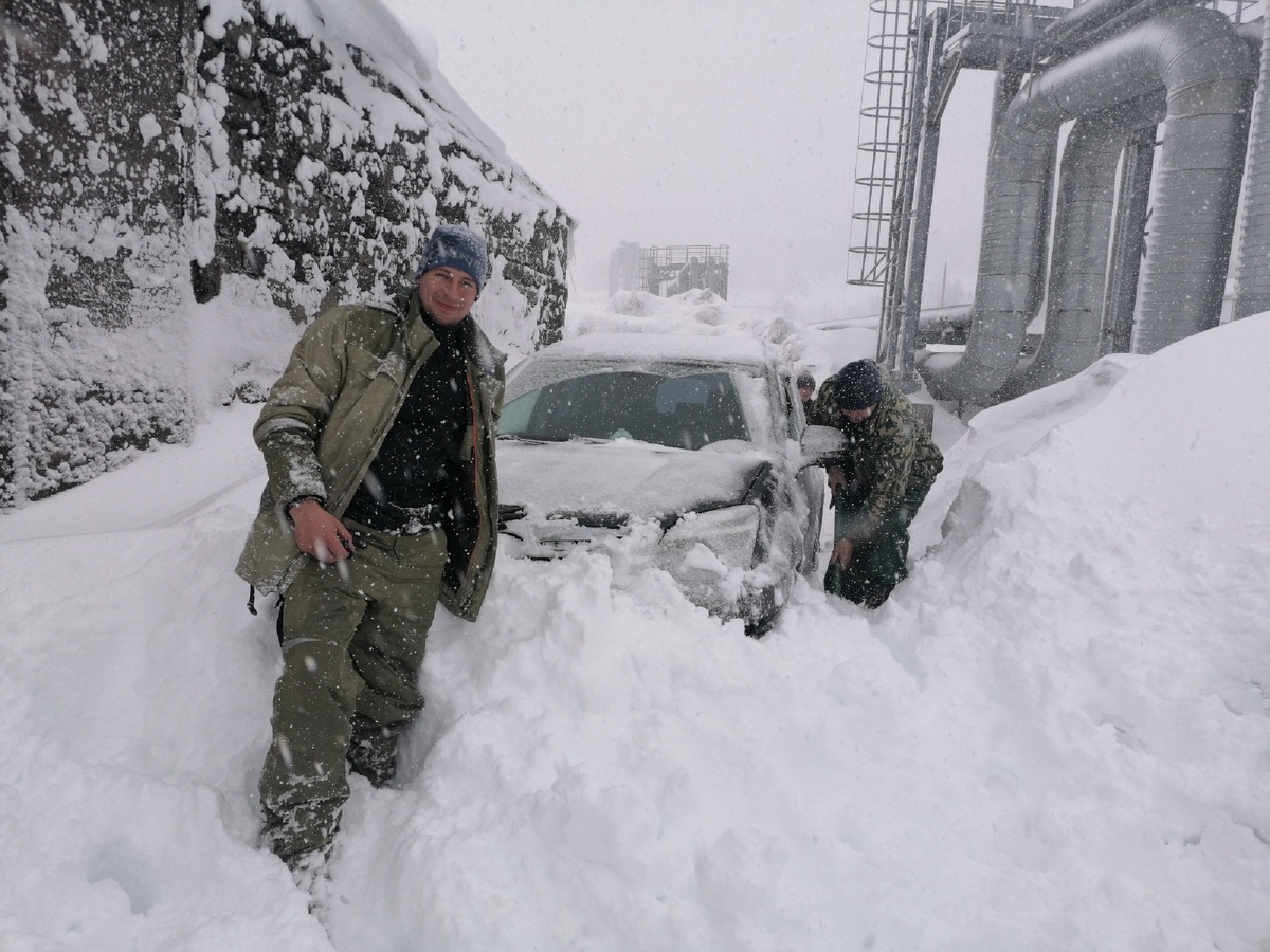 Ховер сидит на пузе. Снега местами по пояс. 