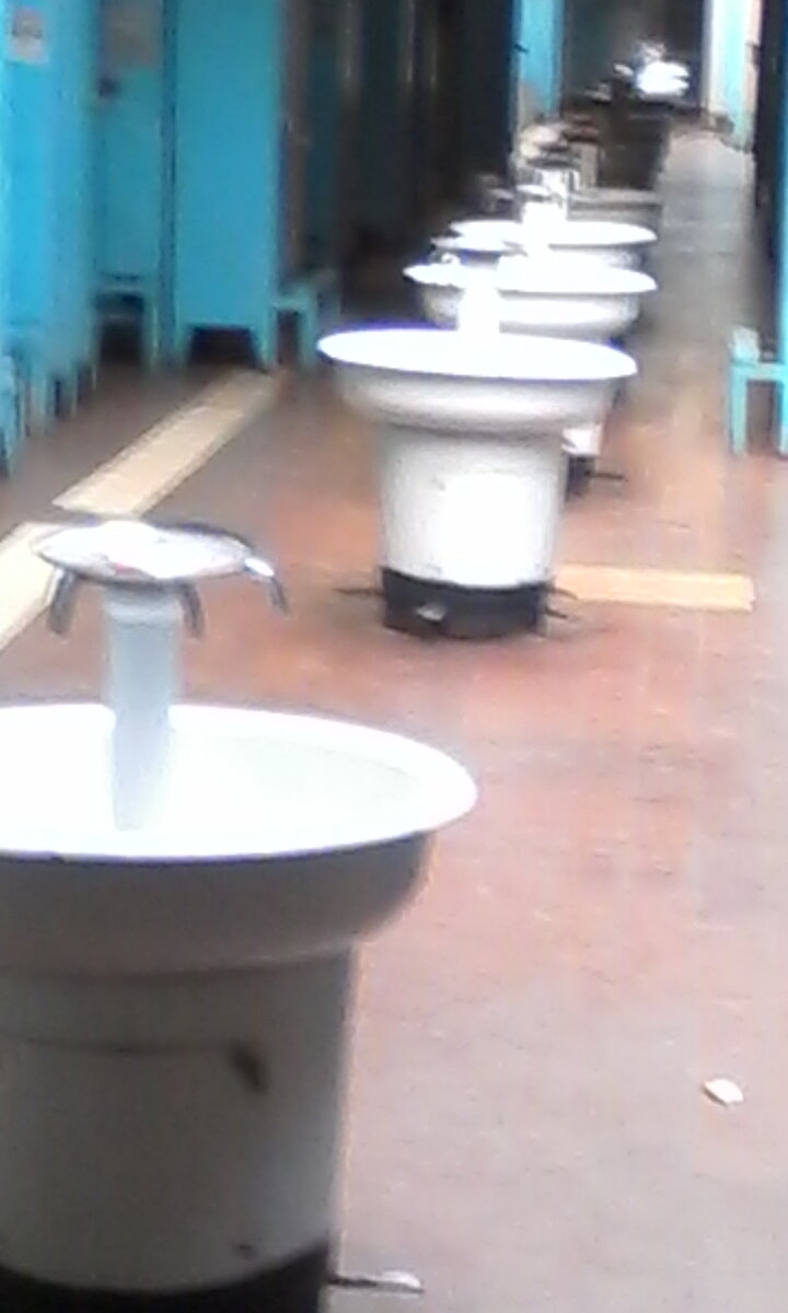 ..в проходе умывальники,установленные в 70-ых годах.Давишь ногой на педальку,вода течет