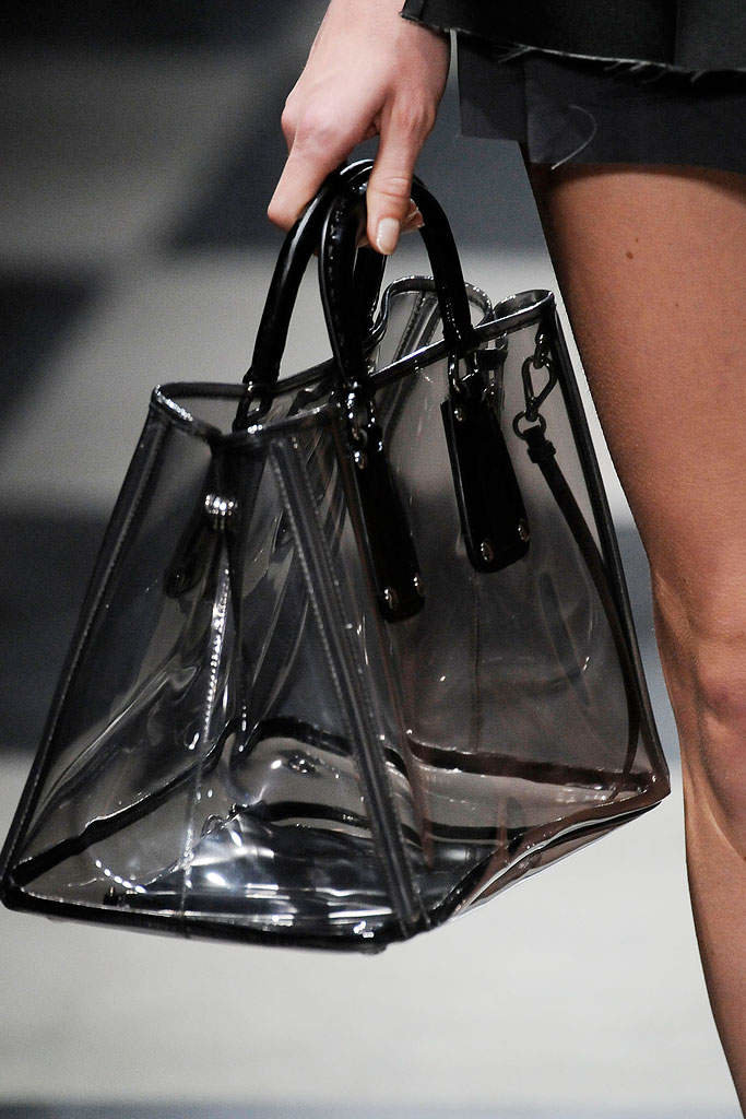 Хотя это даже к лучшему, ведь мало кому бы понравилось, что другие видят всё, что содержится в твоей сумке.