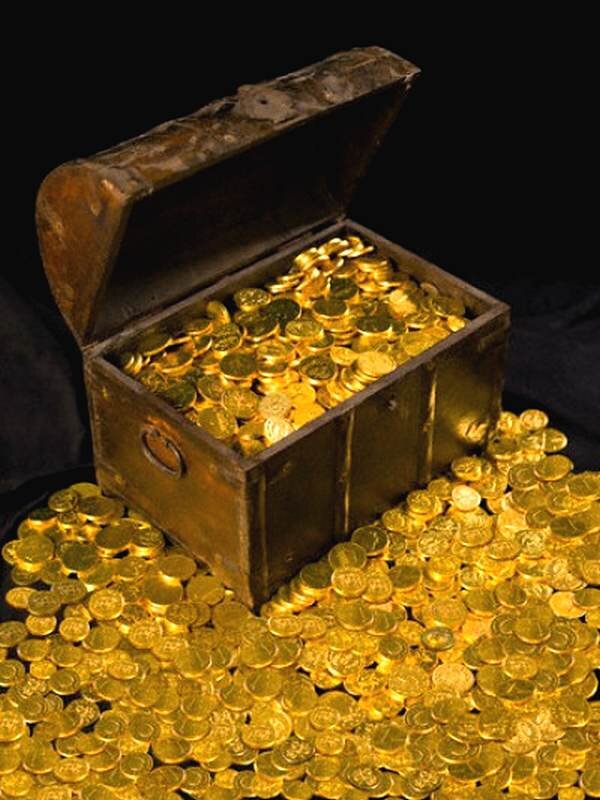 Золото во все времена было той самой валютой, которой можно было расплачиваться в любом месте земного шара. Чем оно только не было, талисманом, украшением, деньгами и наконец символом богатства. Его легко носить при себе. Не будучи деньгами оно всегда готово  стать. Женщины в мусульманских странах носят много золотых брослетов вовсе не от недостатка хорошего вкуса не из алчности, лишь потому, что там до предела упрощена процедура развода: мужу достаточно сказать три раза повторить"ты свободна' -ибедняжка должна разведенка должна уйти из дома в чем была... Поэтому оно и носят много золота. Примерно так же вели себя и средневековые рыцари.. В Х-Хl веках по дорогам Европы скитались воины, покинувшие свои замки и поместья. Они участвовали в крестовых походах и королевских турнирах, а все ценности возили с собой. Правители эпохи средневековья  сознавали магическое влияние золота на человеческое сознание. Золотые монеты часто становились государственными наградами.  Первый преобразовал в России монетную систему Петр Великий. В 1701 году были чеканены первые русские золотые червонцы, двойные червонцы, двухрублевки и рублевки золотые. В наше время золото в чистом виде не встречается, причина тому мягкость металла. В золото добавляют медь или бронзу для твёрдости. Содержание золота в сплаве. обозначают  пробой. По метрической системе принятой во многих странах, проба выражается числом граммов золота на  1000 граммов сплава, причём чистому золоту соответствует 999,9 проба.  В России для золота установлены следующие пробы: 375, 500, 583, 750 и 958. О соответствии  пробе свидетельствует специальное клеймо, которое есть на изделии.