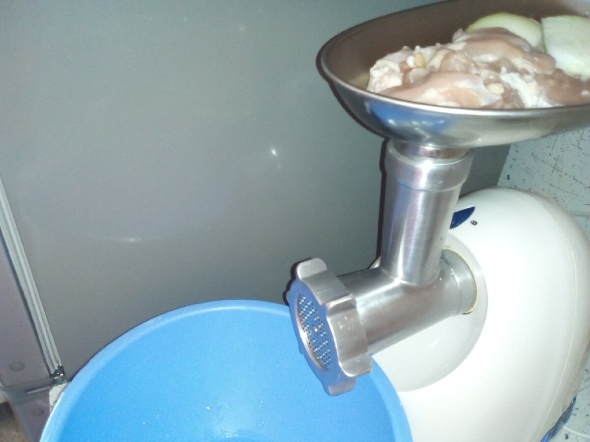 кручу мясо, лук, хлеб