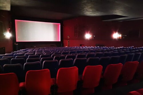 На фото: кинотеатр внутри.