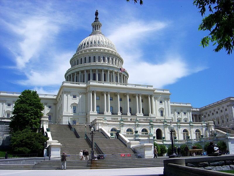 https://upload.wikimedia.org/wikipedia/commons/thumb/1/18/Uscapitolindaylight.jpg/800px-Uscapitolindaylight.jpg