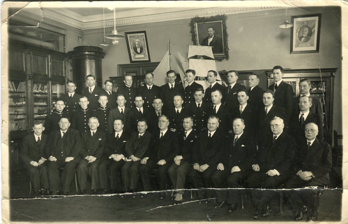 Фотография, с которой всё и началось. Последний выпуск капитанского отделения морского училища им. Кр. Вальдемара (фото из коллекции автора)