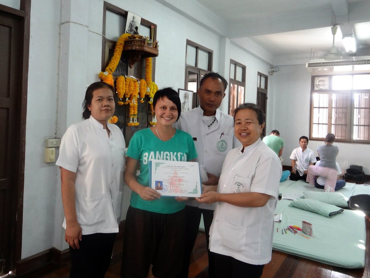 Я обучалась тайскому массажу в Бангкоке и получила диплом.