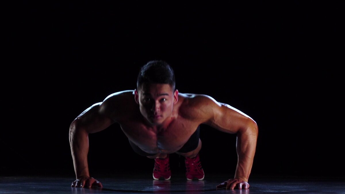 Могу сказать сразу, отжимания нам не помогут