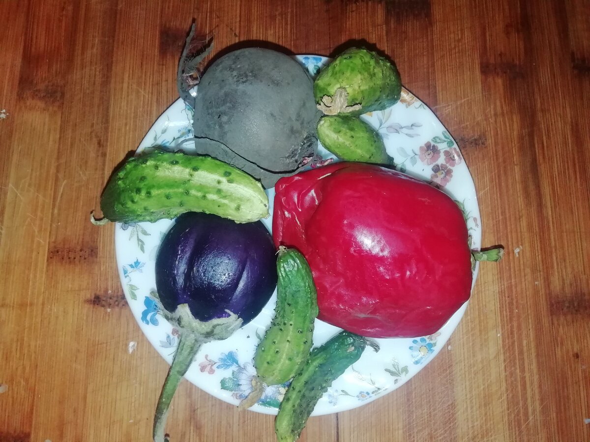 Это примерно все что выросло на даче. Хотя нет, тут забыли капусту десять велков. 