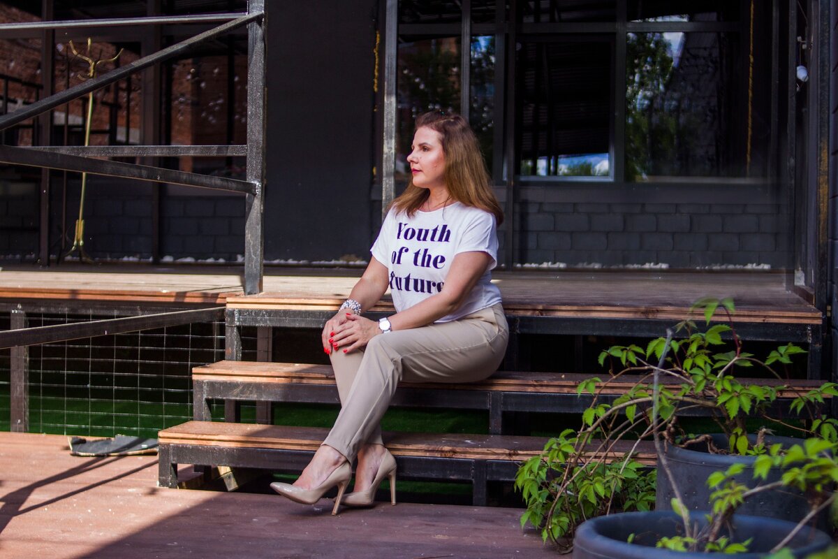 Просто темное фото, что бы буквы смотрелись лучше на заставке