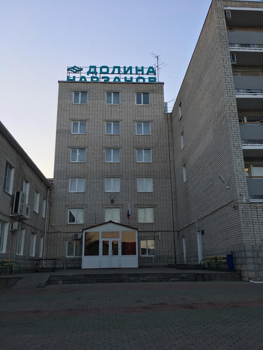 Вход в санаторий. Слева корпус в котором находится столовая и процедурные кабинеты. Справа находится корпус с номерами