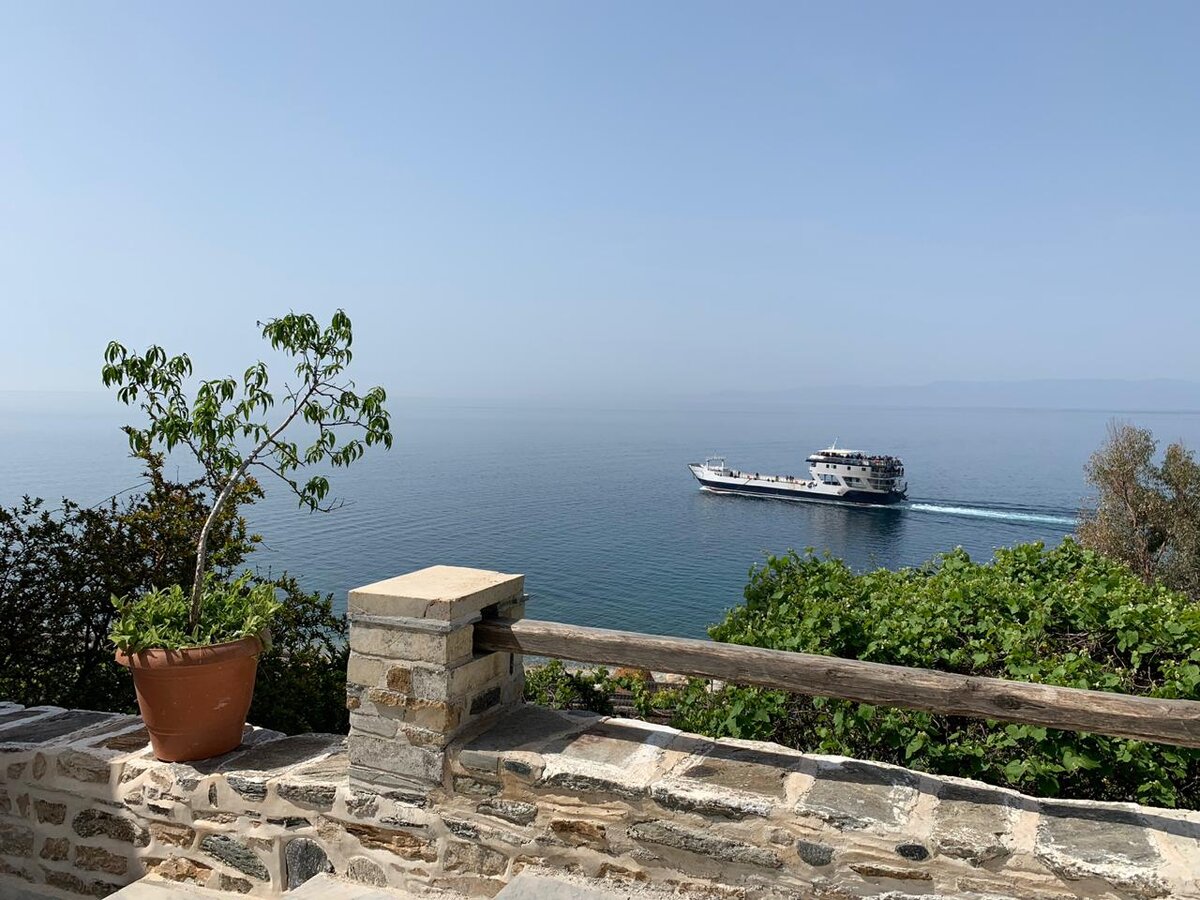 В Греции есть интересная особенность - по фото никогда угадаешь какой месяц там...