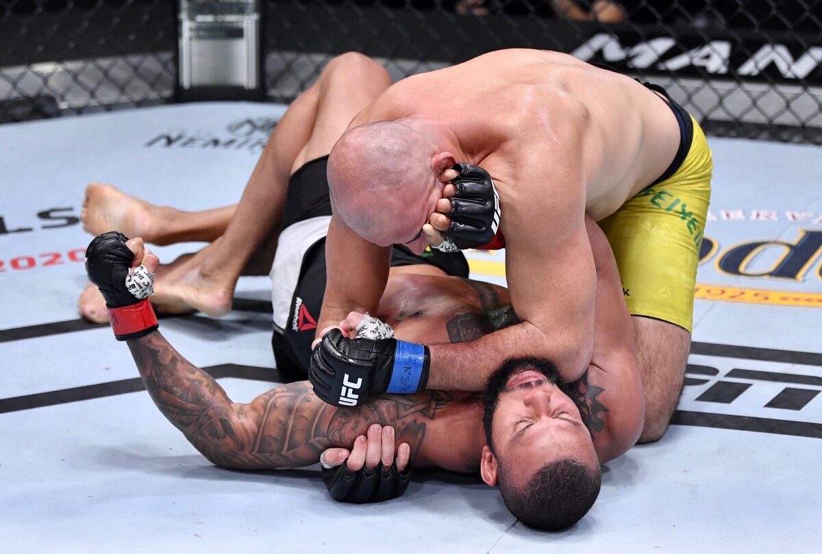 Тиаго Сантос vs Гловер Тейшейра 