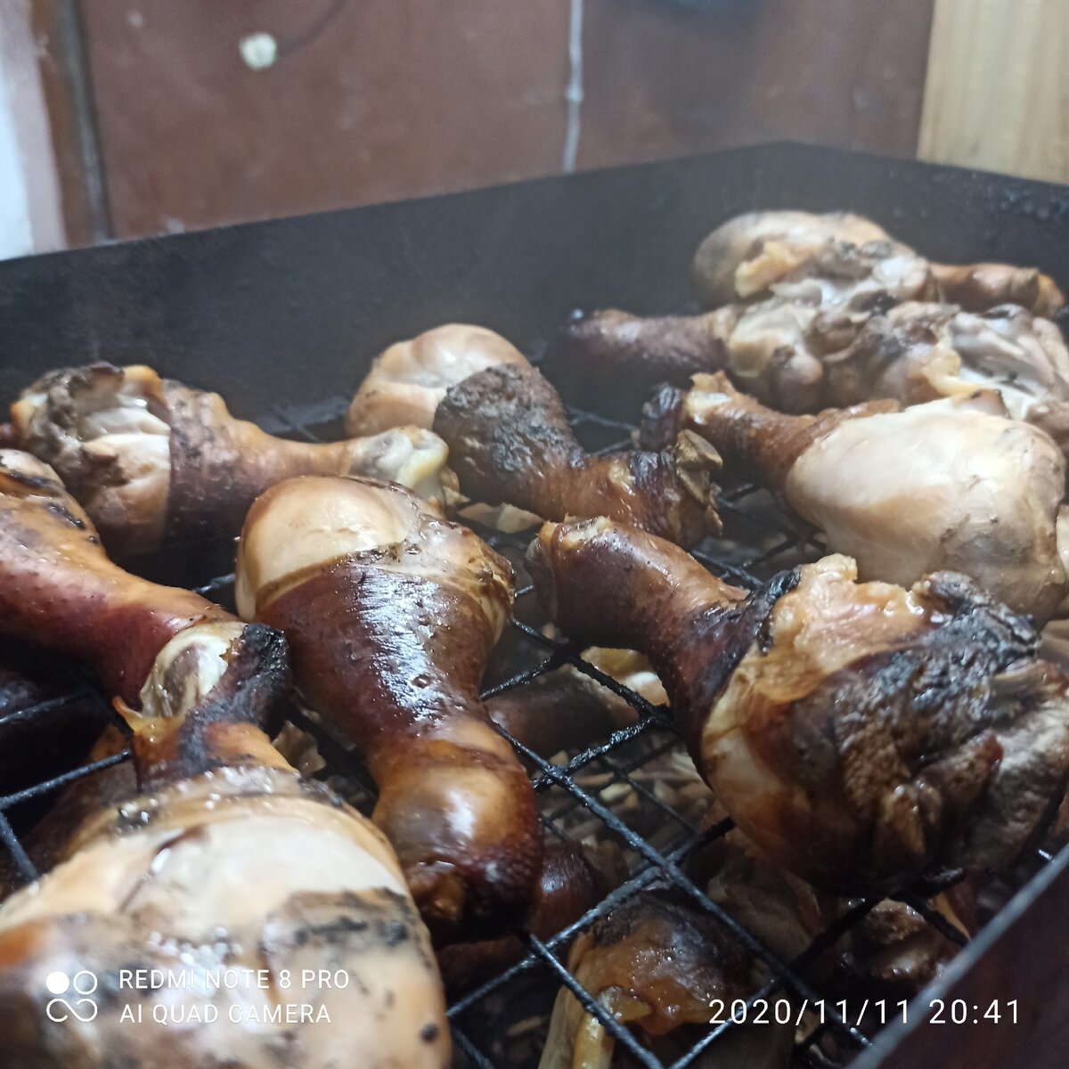 Многие из нас любят куриные ножки. Вариантов приготовления очень много. Сегодня предлагаю попробовать ножки горячего копчения. 
Берем куриные ножки, посыпаем крупной солью( у меня на 2.5 кг вышло где-то 2 столовые ложки крупной соли), добавляем специи по вкусу, чеснок. Оставляем мариноваться, 2-3 часа будет достачно.  На дно коптильни сыпем заранее вымоченную щепу, поверх на решетку выкладываем курицу