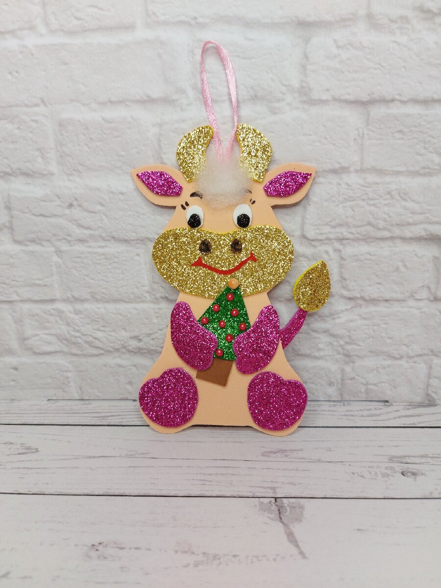 Елочная игрушка "Бычок с елочкой"