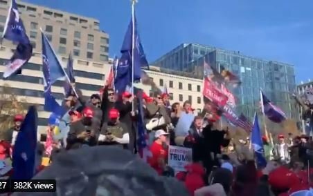 Во время митинга сотни сторонников Трампа скандировали: “FOX News отстой!”