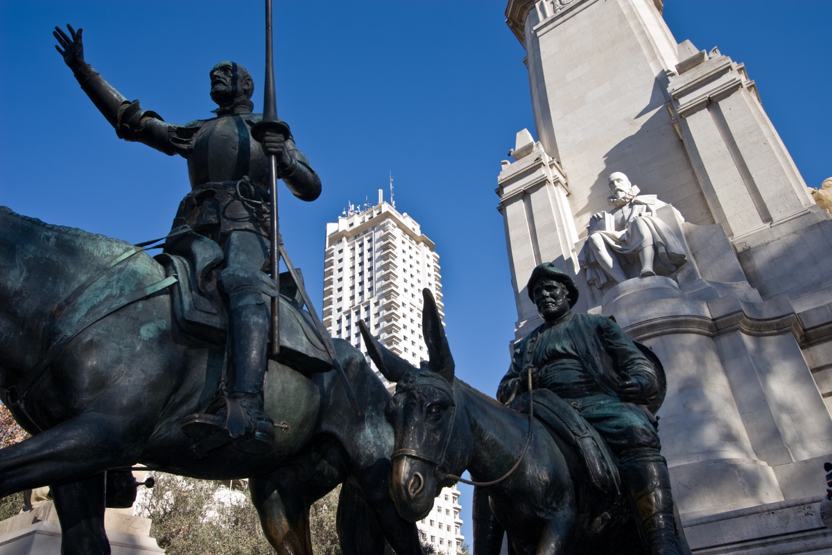 Памятник Дон Кихоту и его верному спутнику Санчо Панса