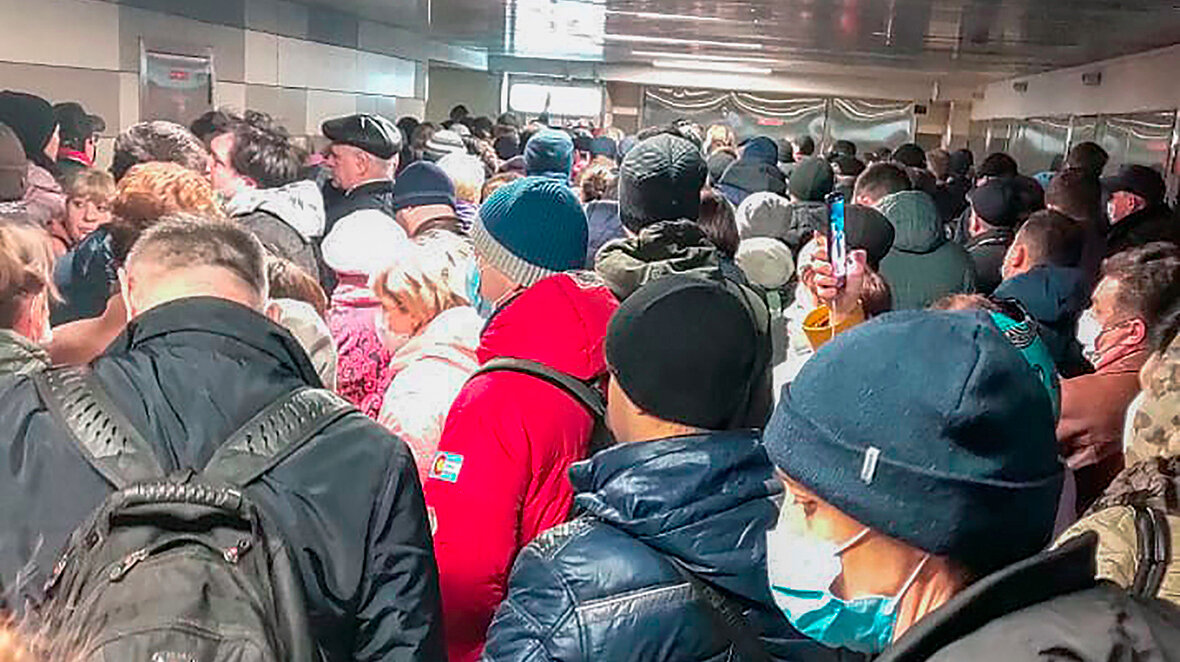 Столпотворение в метро из-за проверки пропусков