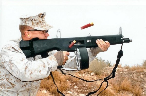 Стрельба очередью из автоматического боевого гладкоствольного ружья AA-12