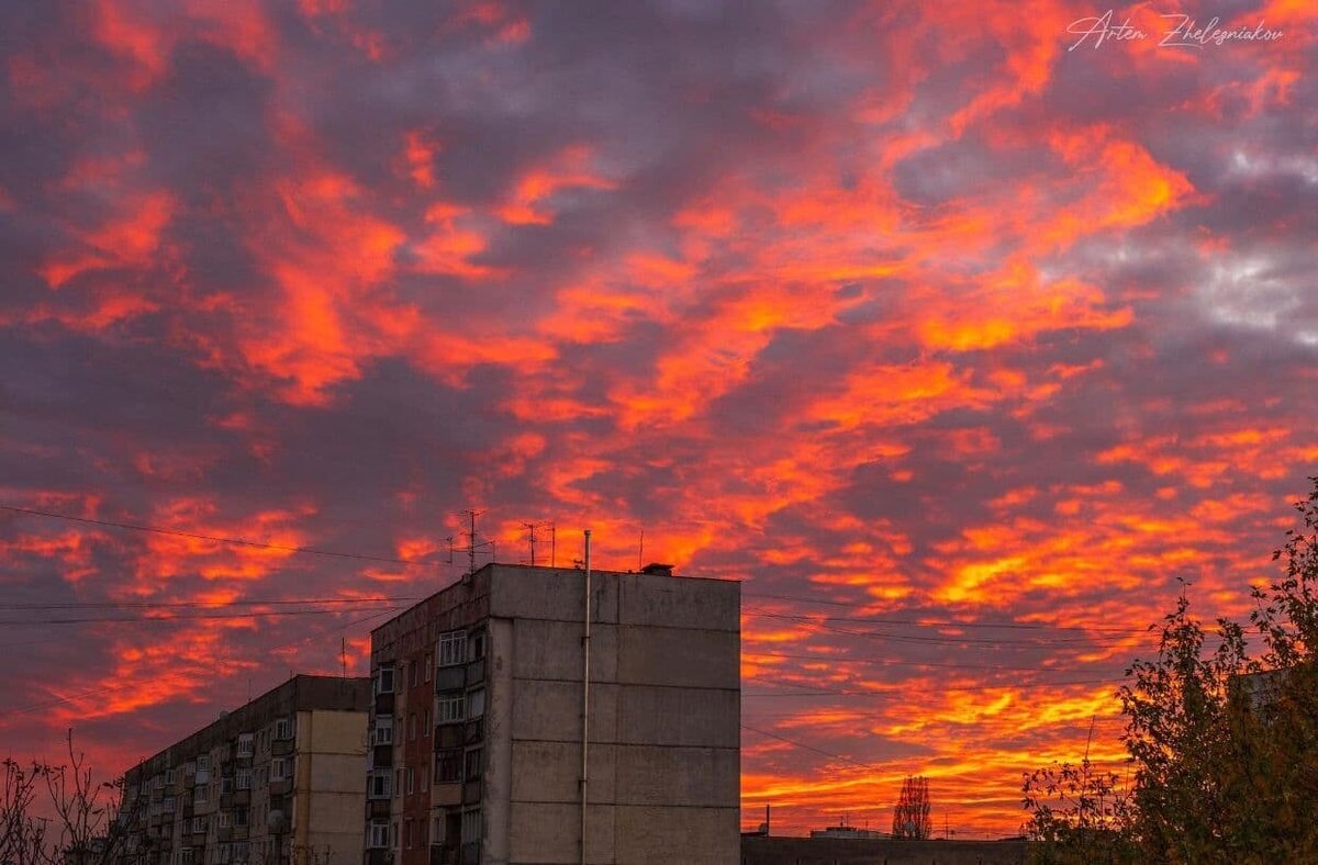 Зарево в москве. Серый закат.