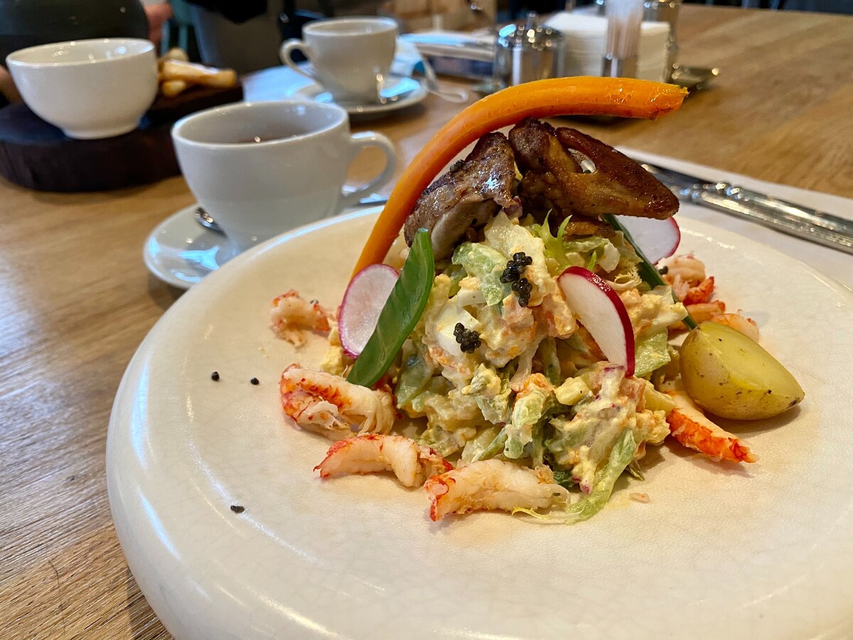 Оливье, 690 руб.: следы черной икры, перепелиные конечности на верхушке, редис!, раковые шейки из рассола пресервы... и...