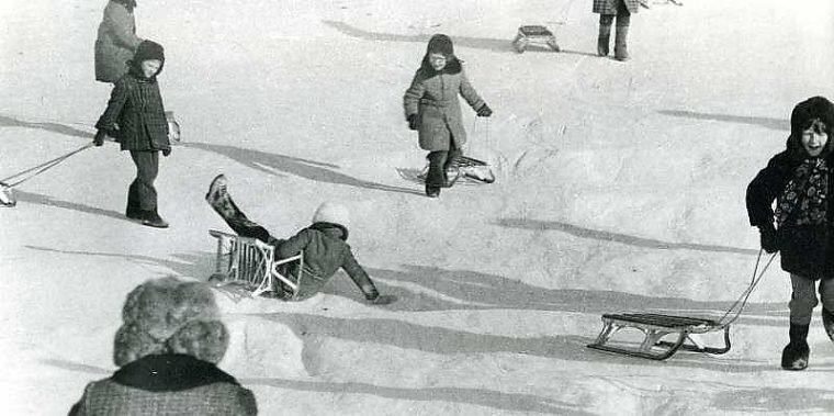 Вот примерно так и я гуляла. Без взрослых. И моя матушка во времена послевоенные... Да, не было модных комбинезончиков, но и страха тоже... Архивное фото из открытых источников