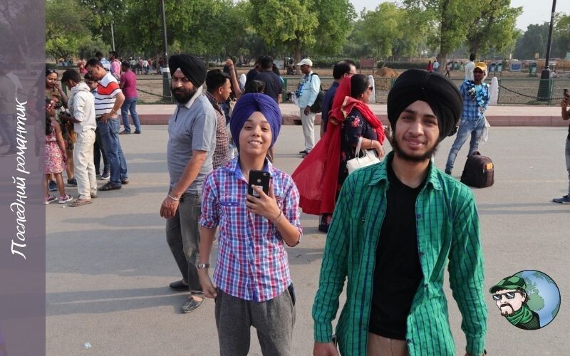 В Индии местные любят фоткаться с иностранцами