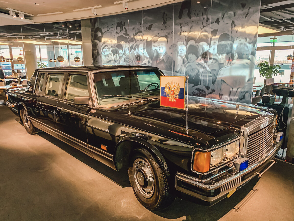 У входа в экспозицию гостей встречает бронированный президентский ЗИЛ.