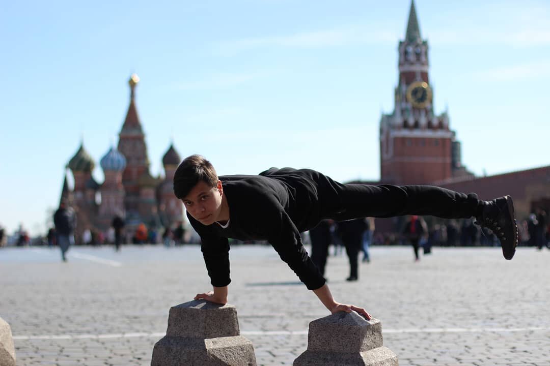 Уличный спорт певец.