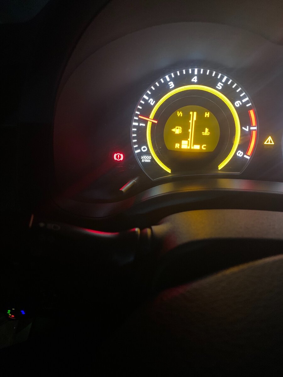 Если у вас есть сигнализация, то эта лампочка обязательно должна работать. Фото тоже мое, на наполненность бака не обращайте внимания датчик не работает.Ручник должен быть хорошо натянут,на втором фото видно что ручник у меня рабочий и натянутый.