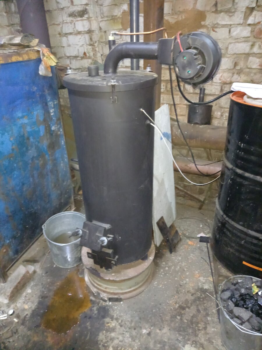 ведро с углем пока стоит