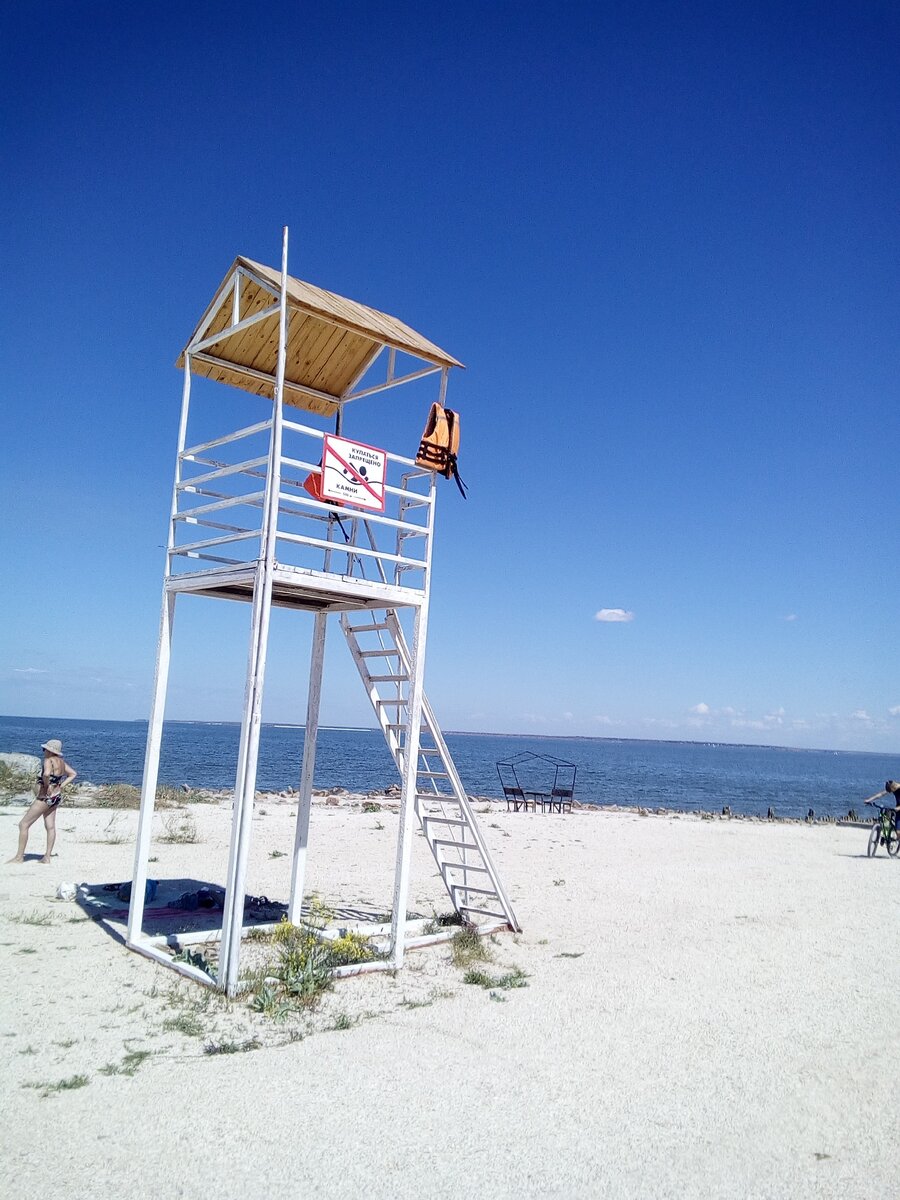 Какие только фото не делали люди с этой вышкой. Думаю, красиво получается. Никто и не подумает, что это Ейск.