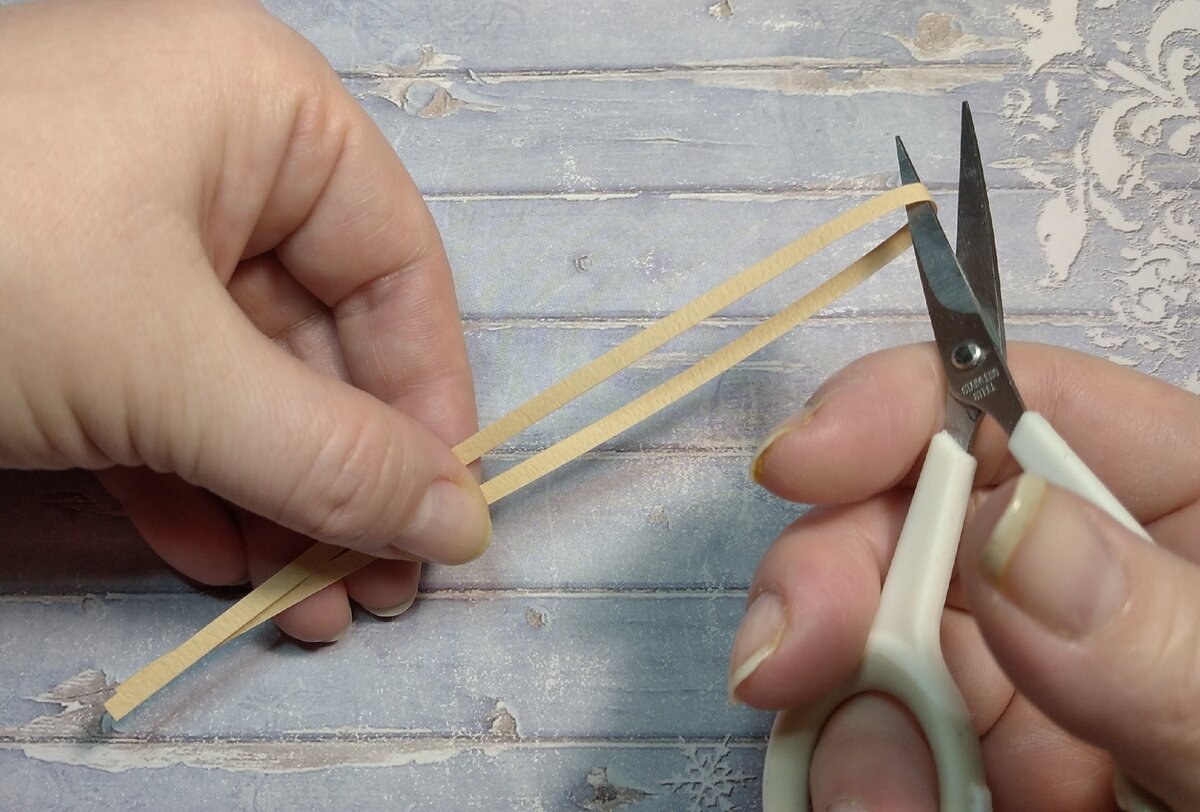 разрежем пополам светлую полоску